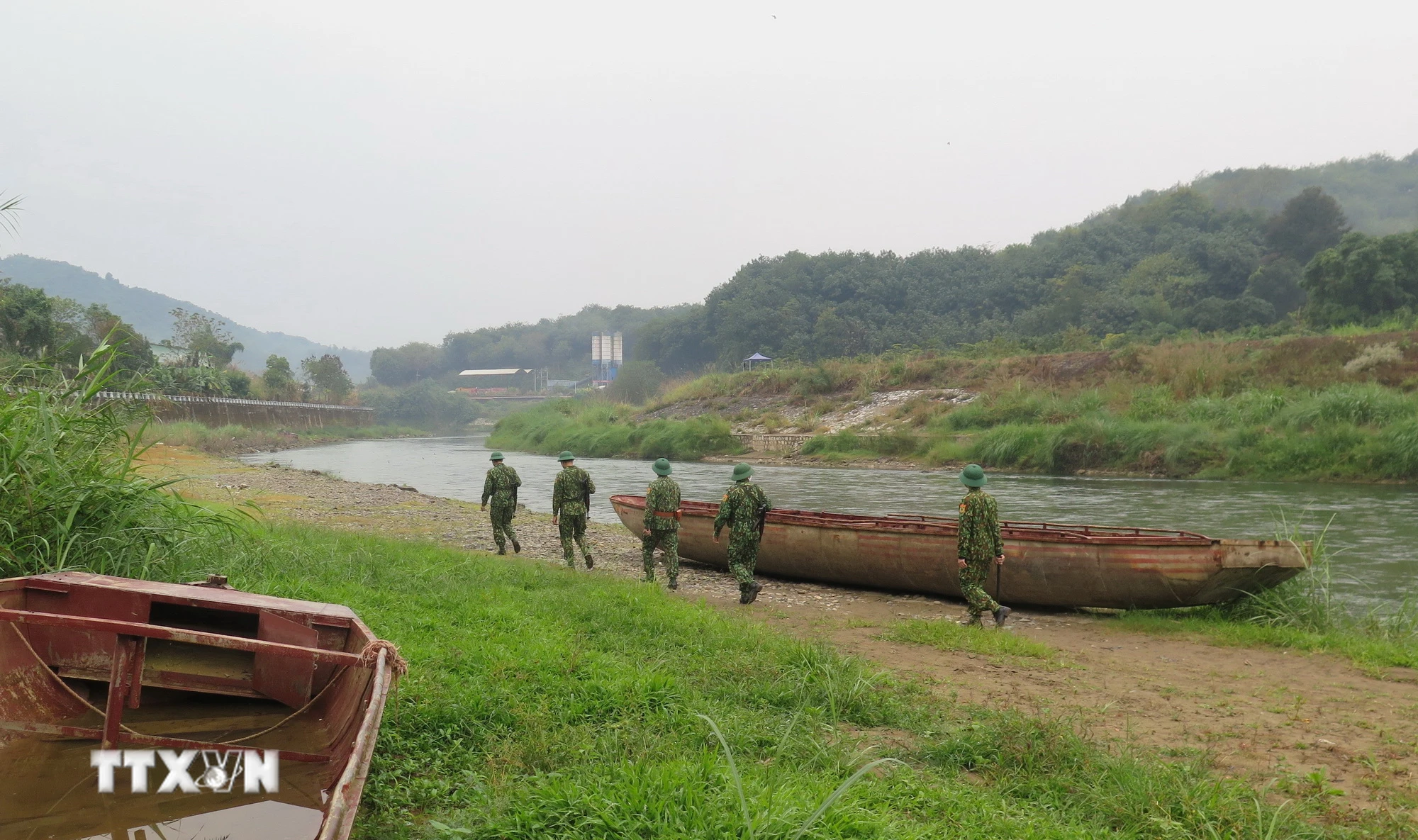 Cán bộ biên phòng Đồn cửa khẩu quốc tế Lào Cai tuần tra, kiểm soát soát khu vực biên giới. (Ảnh: Hồng Ninh/TTXVN)