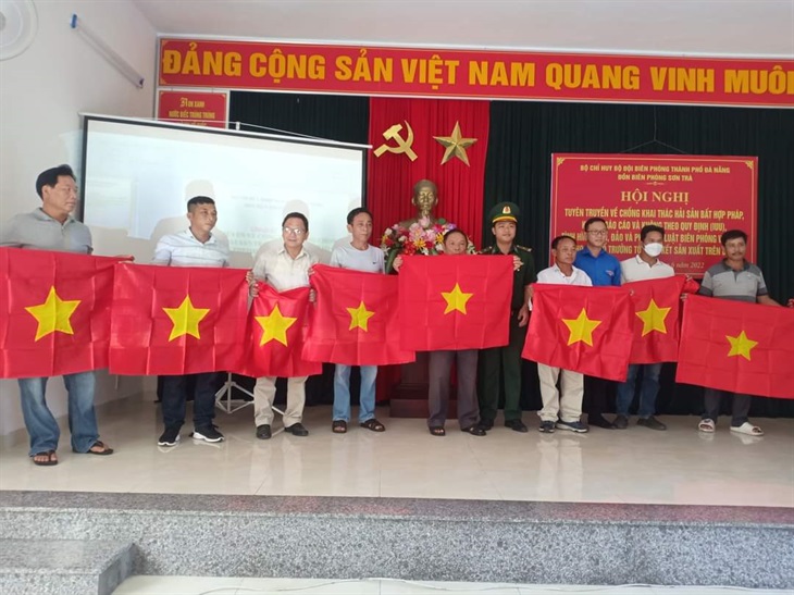 Biên cương: Biên cương của Việt Nam đang trải qua một giai đoạn phát triển mạnh mẽ, với sự đầu tư cải tạo cứng cáp, những trạm kiểm soát hiện đại và sự tập trung lực lượng để bảo vệ biên giới quốc gia. Hình ảnh hoành tráng, nói lên sự tự hào của dân tộc Việt Nam về đất nước và sự bảo vệ lãnh thổ.