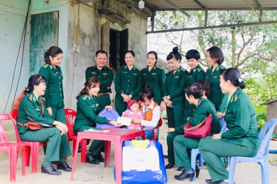 Nữ quân nhân Biên phòng: Những cô gái này là những nữ quân nhân của Biên phòng Việt Nam. Xem hình ảnh này bạn sẽ cảm thấy tự hào và đầy cảm hứng với sự quyết tâm, sự hy sinh và sự can đảm của những người phụ nữ này.