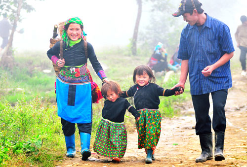 Hạnh phúc gia đình: Gia đình là nơi để hạnh phúc được gieo trồng và chăm sóc. Cùng chia sẻ niềm vui hạnh phúc và tình yêu thương bao la của các gia đình Việt Nam thông qua những hình ảnh đẹp tuyệt vời nhất về gia đình.