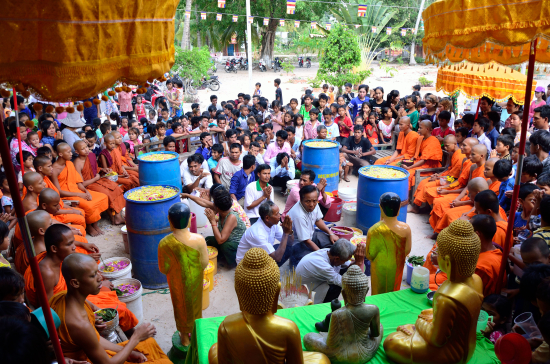 Đồng bào Khmer là một trong những dân tộc đa dạng về văn hóa tại đất nước Việt Nam. Họ mang đến vô vàn giá trị và đóng góp đáng kể vào nền văn hóa đa dạng của cả nước. Hãy cùng khám phá đặc trưng văn hóa của họ thông qua phong tục tết Khmer.