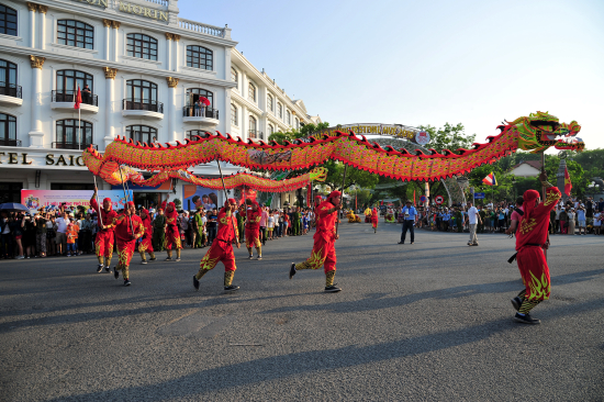 z4vmwd9q05-48001_883352361836628247_Anh_8_Ma_Rng_L_hi_ng_ph_trn_ng_L_Li_trong_chng_trnh_festival_Hu_2016