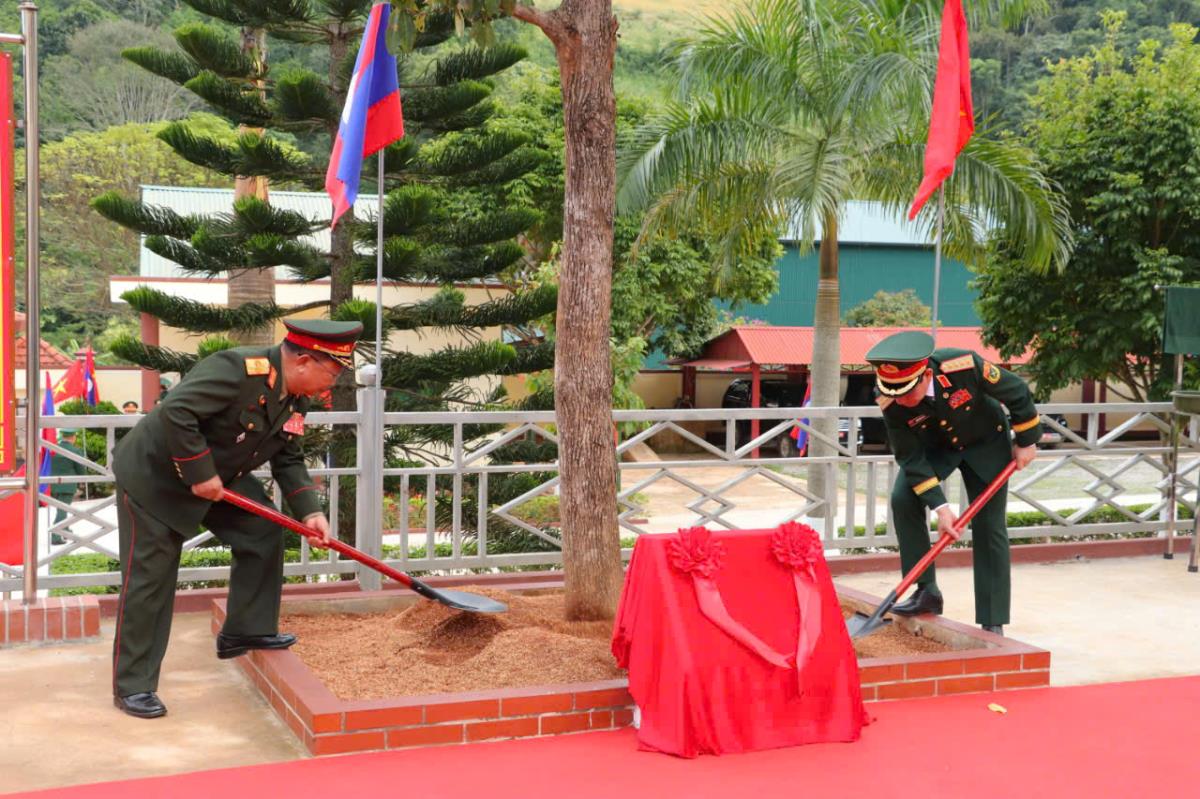 Bộ trưởng Bộ Quốc phòng hai nước Việt Nam-Lào thăm Đồn Biên phòng cửa khẩu Lóng Sập và dự Lễ khánh thành công trình khu phòng học Trường Phổ thông dân tộc bán trú Tiểu học và Trung học cơ sở Lóng Sập