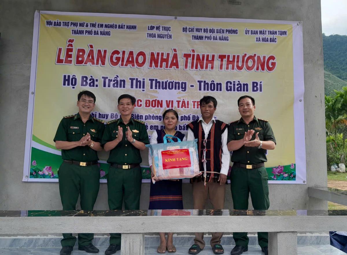 Bàn giao nhà Tình thương, nhà Đại đoàn kết cho gia đình khó khăn