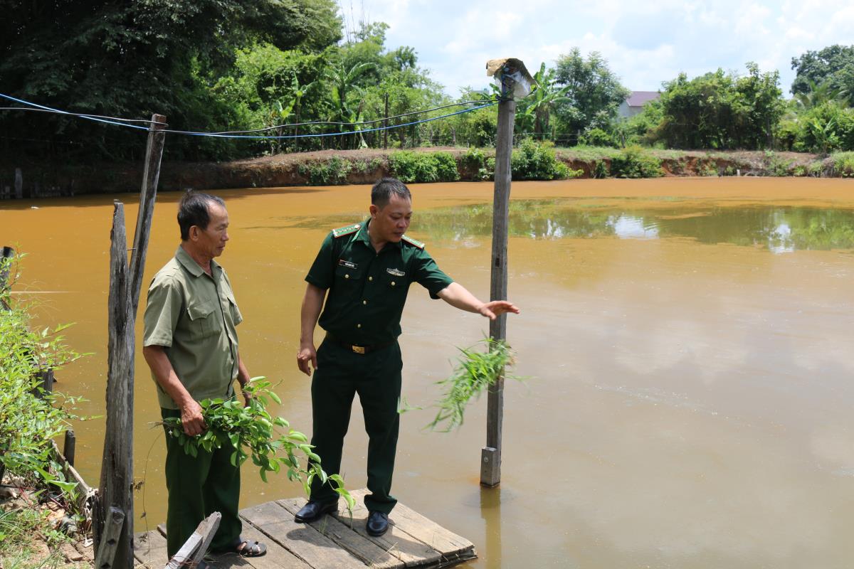 Bộ đội giúp dân an cư nơi biên giới