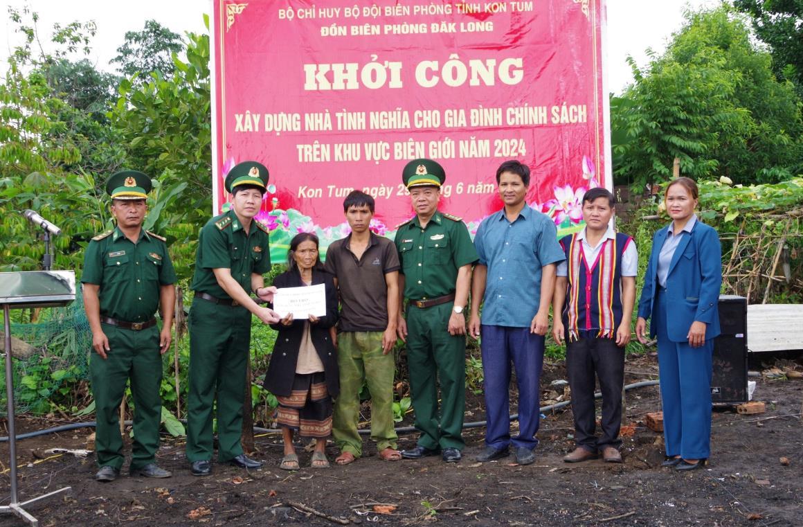 Khánh thành và bàn giao nhà Tình nghĩa, nhà Đại đoàn kết cho người dân khu vực biên giới