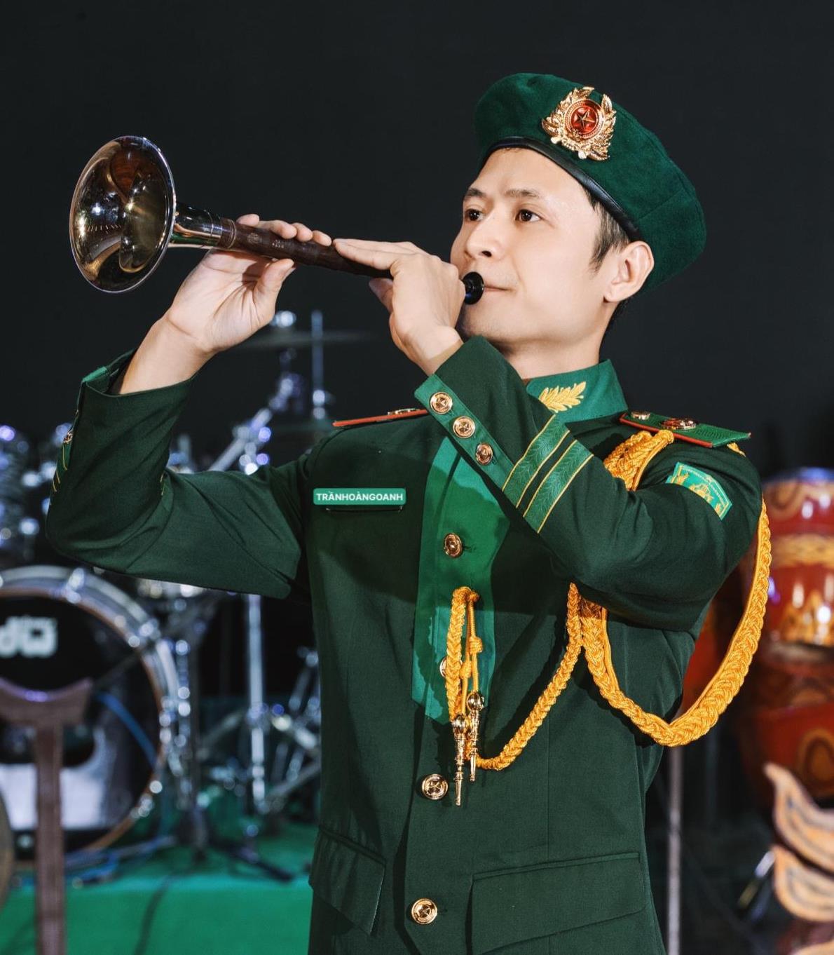 Chiến sĩ - Nghệ sĩ Trần Hoàng Oanh với cây kèn bầu