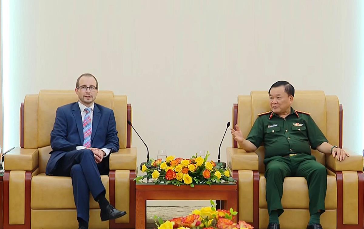 Thượng tướng Hoàng Xuân Chiến tiếp Quốc vụ khanh Quốc phòng Áo và Tùy viên Quốc phòng Trung Quốc tại Việt Nam