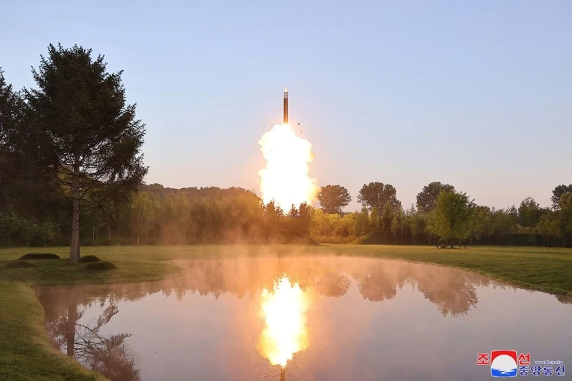 Triều Tiên phóng thử một tên lửa đạn đạo có khả năng mang đầu đạn siêu lớn