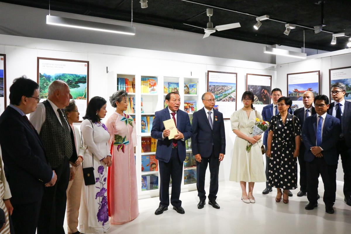 Giới thiệu và trao tặng sách của Tổng Bí thư Nguyễn Phú Trọng cho Trung tâm Văn hóa Việt Nam tại Pháp