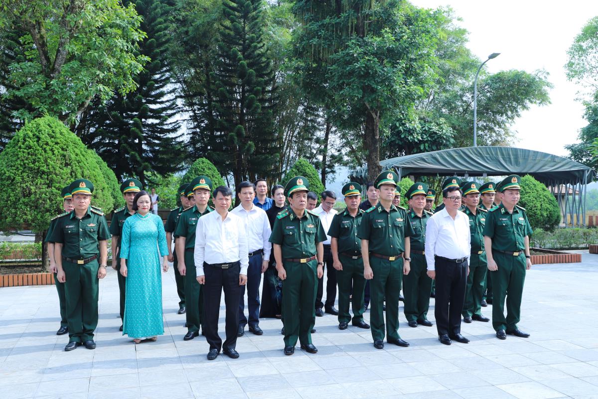 Đảng ủy, Bộ Tư lệnh BĐBP dâng hương, tưởng niệm các anh hùng, liệt sĩ tại Khu di tích lịch sử quốc gia Pò Hèn