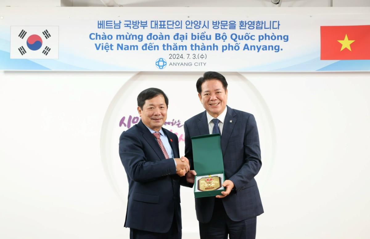 Thượng tướng Lê Huy Vịnh làm việc với thị trưởng thành phố Anyang
