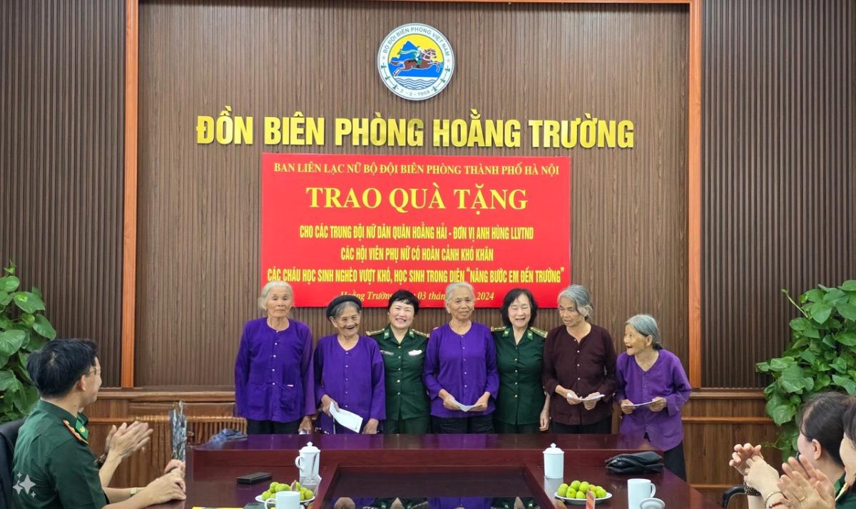 Ban liên lạc nữ BĐBP thành phố Hà Nội tặng quà người dân có hoàn cảnh khó khăn