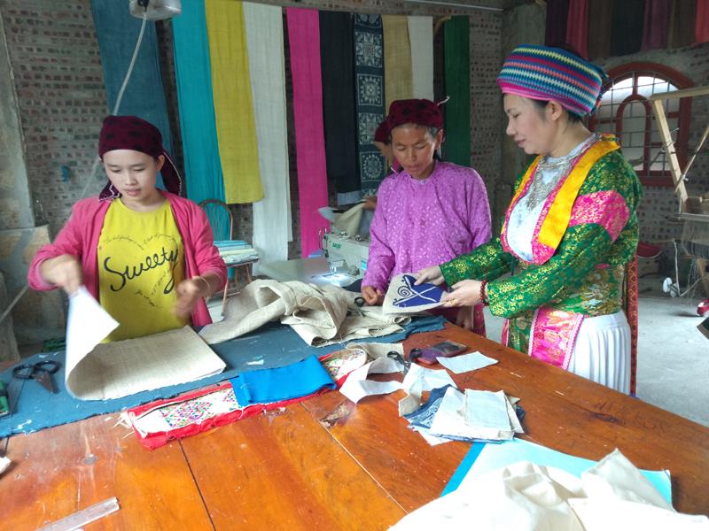 Nơi dệt thêu cuộc đời mới của nhiều phụ nữ dân tộc Mông