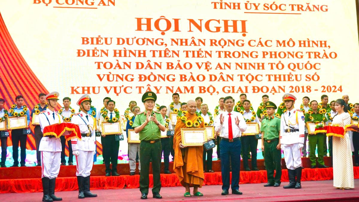 Tôn vinh các tập thể, cá nhân điển hình trong phong trào Toàn dân bảo vệ an ninh Tổ quốc vùng đồng bào dân tộc thiểu số khu vực Tây Nam Bộ