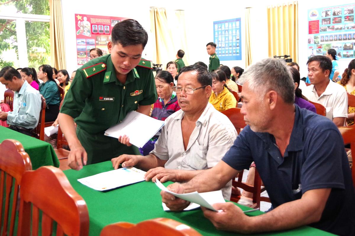 Tuyên truyền chống khai thác hải sản bất hợp pháp, tham gia bảo vệ chủ quyền vùng biển