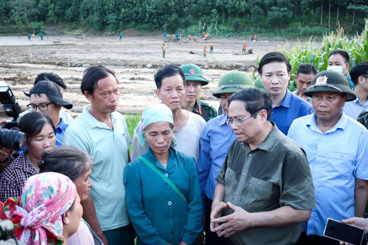 Thủ tướng Phạm Minh Chính chia sẻ những mất mát to lớn với người dân tại thôn Làng Nủ, Lào Cai