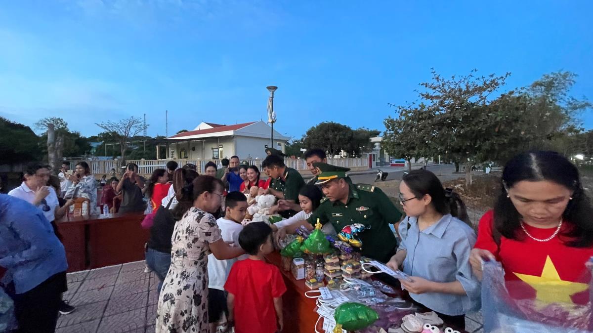 Trung thu sớm trên đảo tiền tiêu