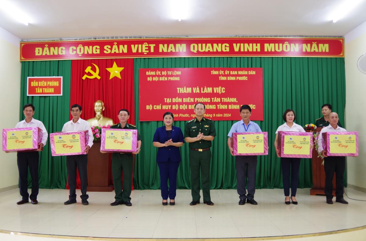 Đoàn công tác Bộ Tư lệnh BĐBP và UBND tỉnh Bình Phước thăm, tặng quà cán bộ, chiến sĩ BĐBP, gia đình chính sách, nhà trường trên địa bàn huyện Bù Đốp