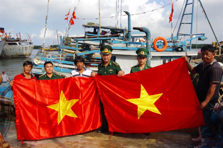 Cờ Tổ quốc - linh hồn của một đất nước độc lập, tự do và phát triển. Hải đoàn 18 BĐBP tự hào khi tặng 100 lá cờ Tổ quốc cho ngư dân, những người đang góp phần vào sự thịnh vượng của Việt Nam. Hãy cùng chứng kiến những khoảnh khắc đầy cảm xúc với những lá cờ Tổ quốc đầy ý nghĩa.
