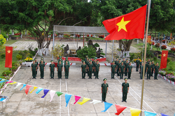 Lễ chào cờ đầu năm là một nghi lễ thiêng liêng và trang trọng của Quân đội Việt Nam. Tại các đơn vị Biên phòng, nghi lễ này càng trở nên đặc biệt hơn bao giờ hết. Năm 2024, cờ quân đội của chúng ta đã được tăng cường về độ bền và độ chính xác, tạo nên một không gian tràn đầy hy vọng cho một năm mới an lành và phát triển.