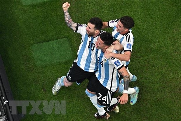 Đừng bỏ lỡ cơ hội để xem Messi và Argentina giành lại hy vọng đi tiếp trong một màn trình diễn đầy kịch tính tại World Cup. Bức ảnh này sẽ khiến bạn cảm thấy như đang đứng trên khán đài, cùng nhìn chàng trai người Argentina giành lại chính mình và chiến thắng thật lớn lao.
