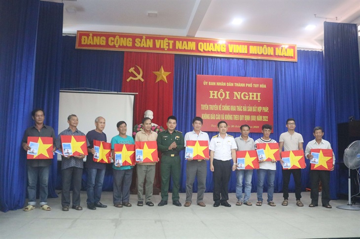 Trong năm 2024, Việt Nam sẽ tổ chức trao tặng cờ Tổ quốc pháp cho những cá nhân và tập thể có đóng góp lớn trong việc xây dựng đất nước. Việc này giúp tôn vinh giá trị của biểu tượng quốc gia và khơi gợi tinh thần yêu nước cho người dân. Hãy xem hình ảnh để cảm nhận sự trân quý của cờ Tổ quốc pháp.