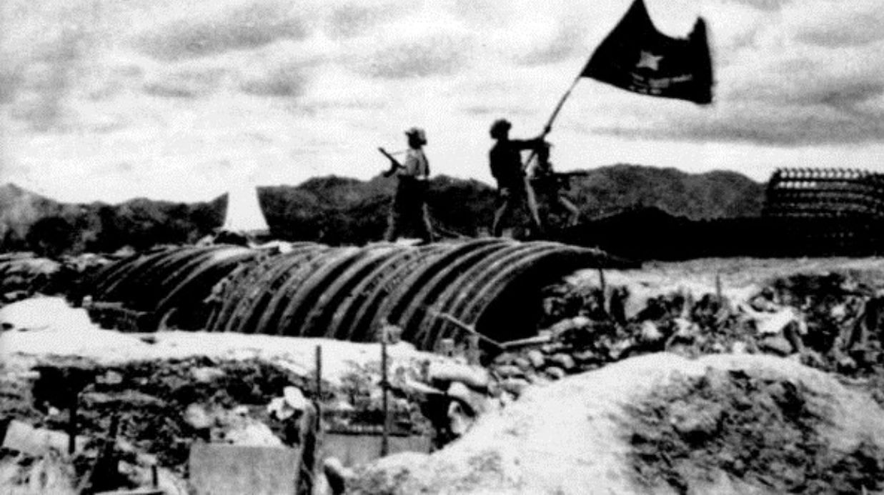 Sắc thắm Điện Biên đã trở thành biểu tượng của chiến thắng lịch sử của đấu tranh dân tộc Việt Nam. Hãy xem hình ảnh liên quan để cảm nhận được sự hào hứng, niềm tự hào và tinh thần đoàn kết của cả dân tộc trong thời điểm đó.