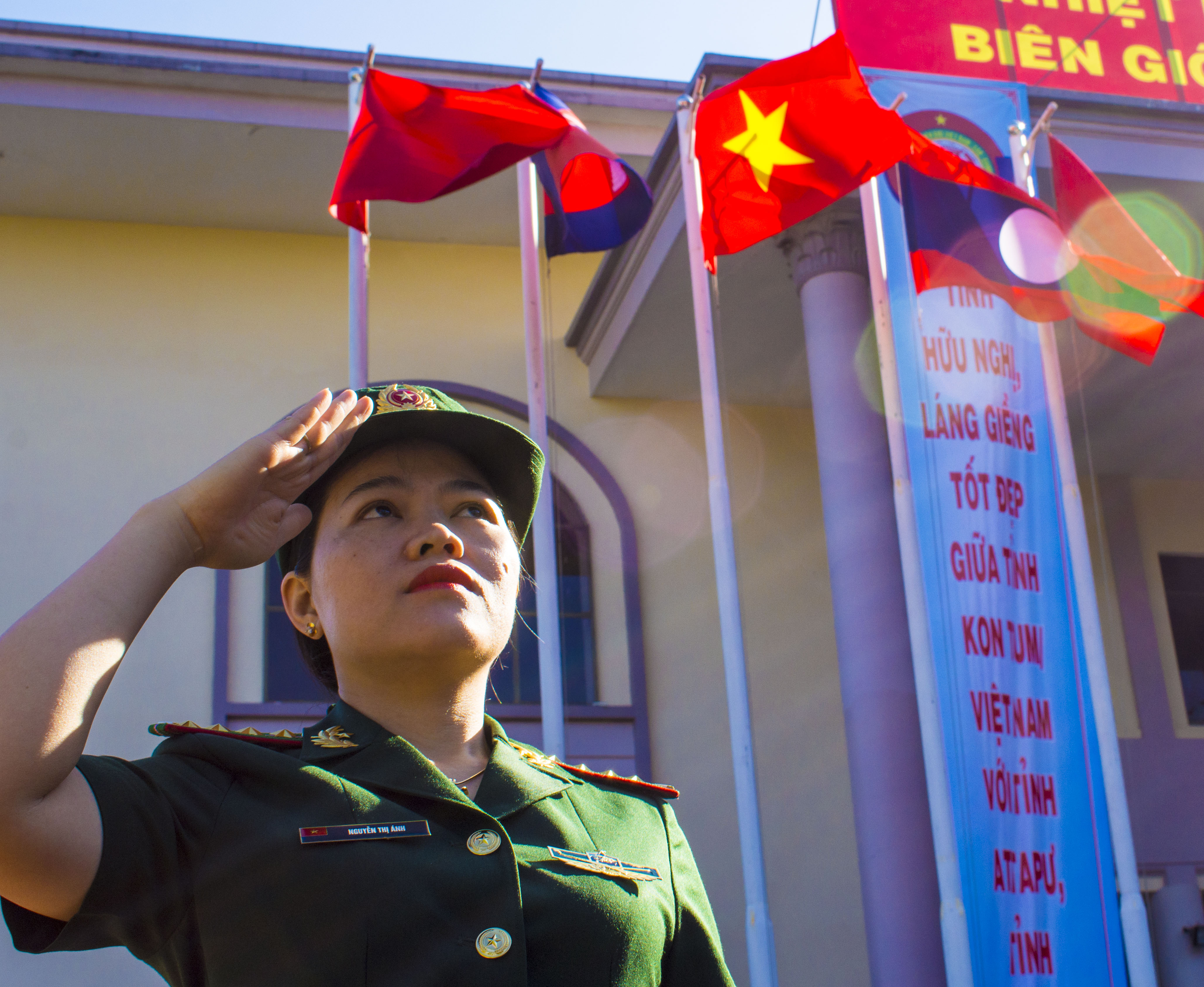 TP Kon Tum rực rỡ cờ hoa, biểu ngữ chào mừng chương trình quotGiao lưu hữu nghị biên giới Việt Nam-Lào-Campuchiaquot
