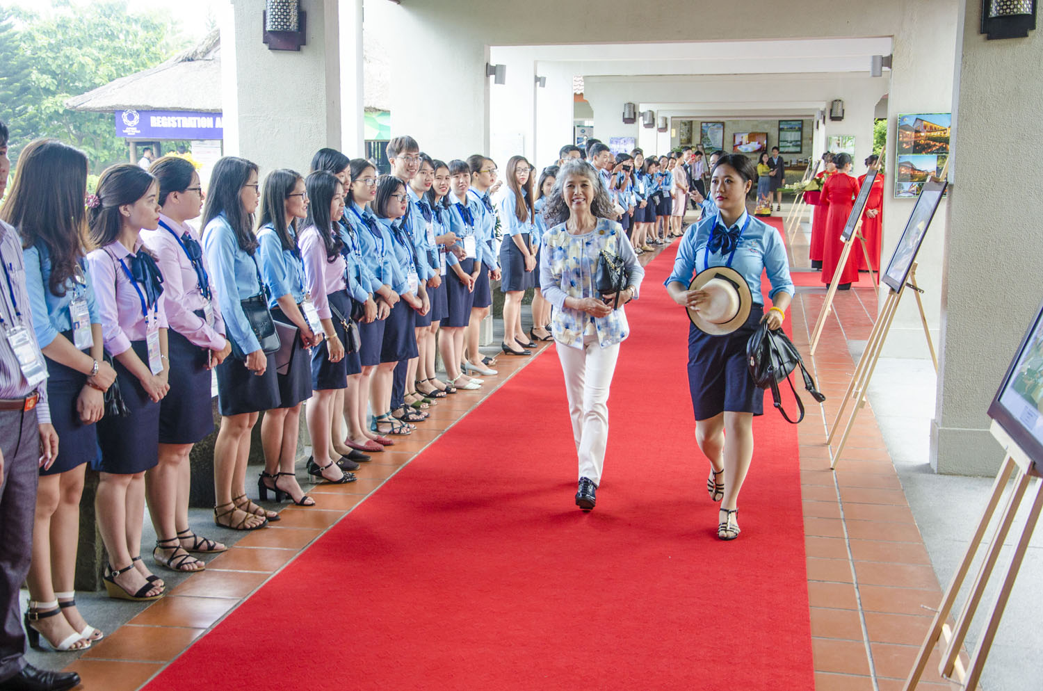 Phu nhân các nhà lãnh đạo APEC bật khóc khi chia tay tình nguyện viên