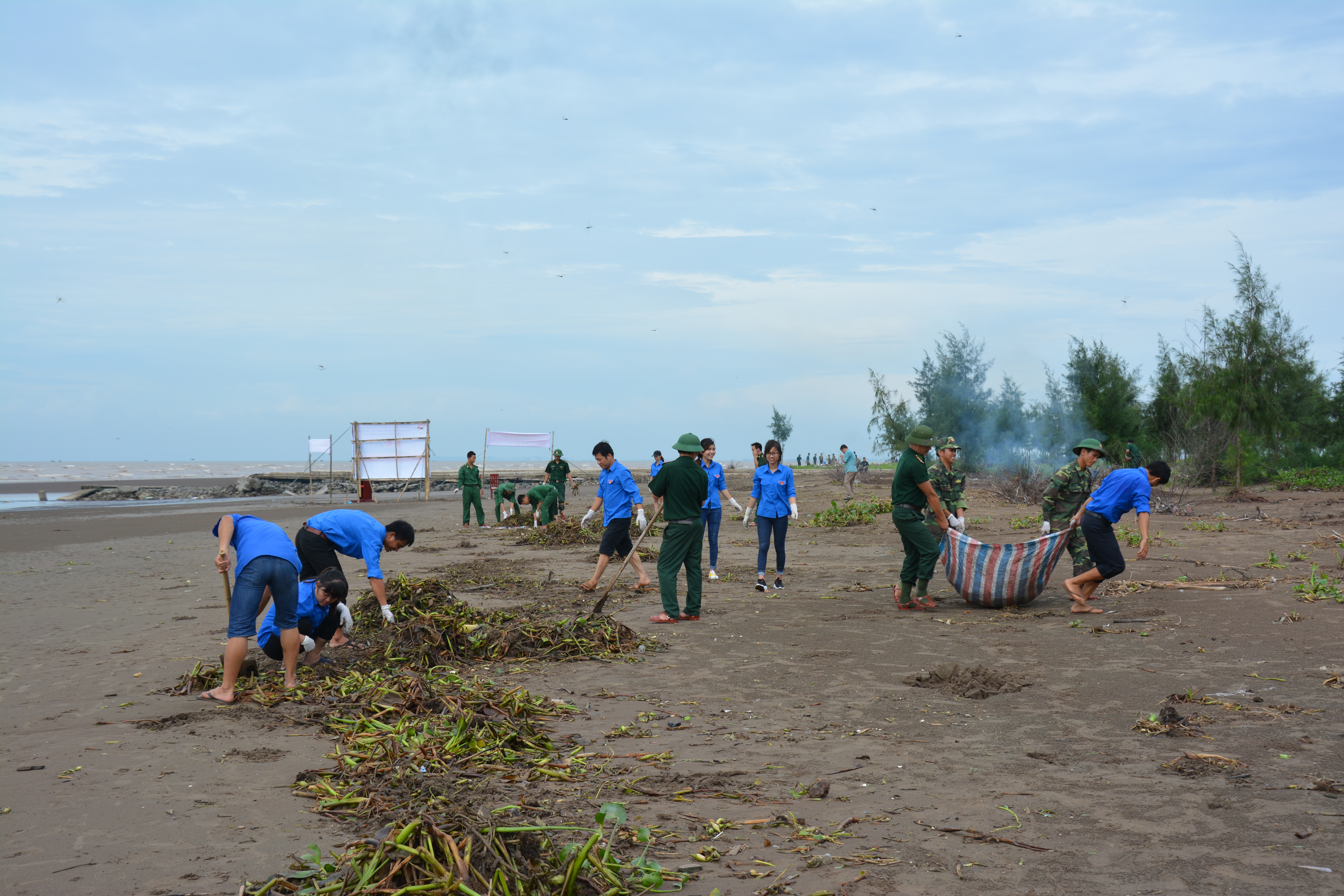 BĐBP Ninh Bình tham gia làm sạch môi trường biển