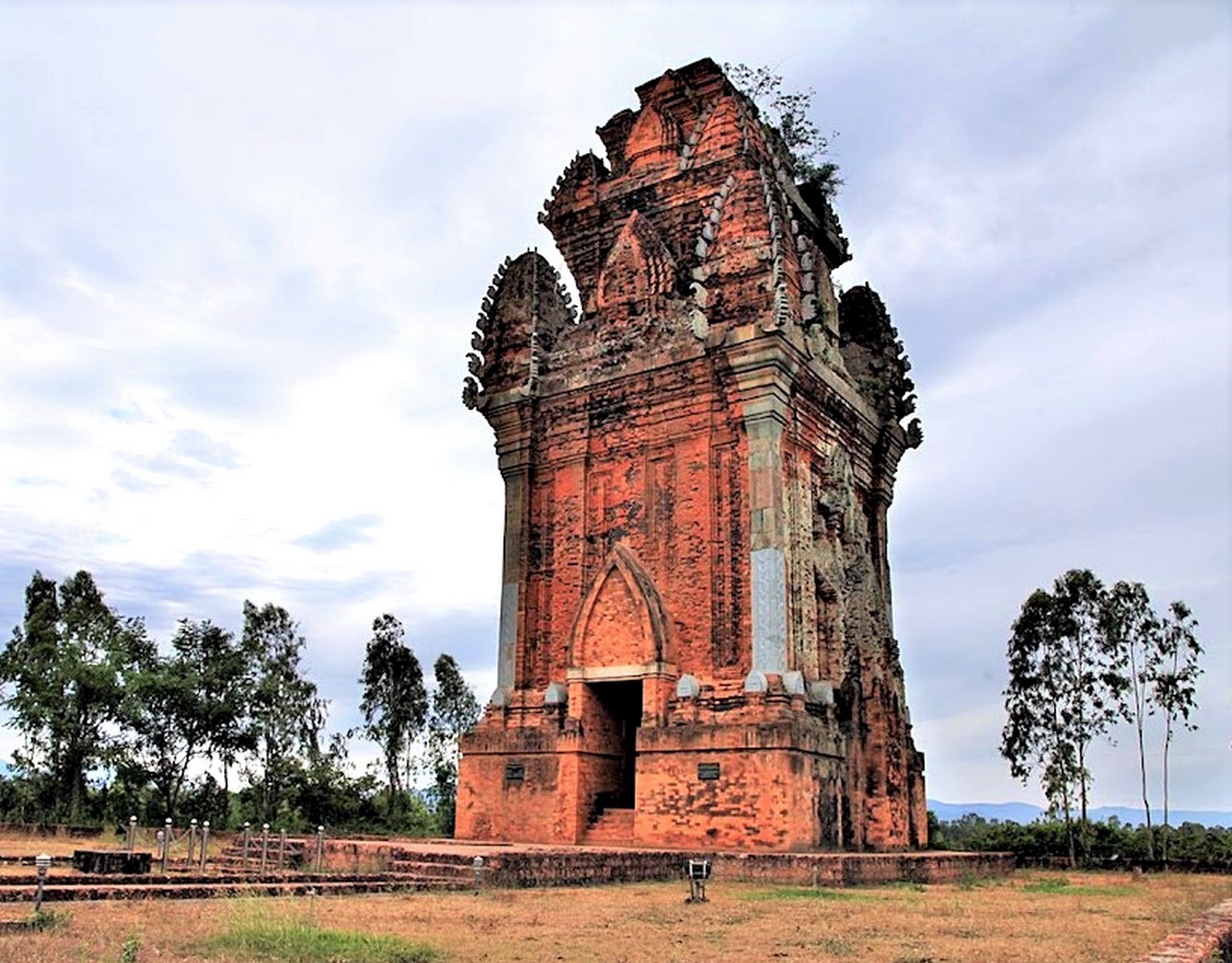 Cánh Tiên và Tháp Chăm là hai trong những địa điểm du lịch nổi tiếng của Bình Định. Đây là những nơi có kiến trúc độc đáo, kiến tạo nên vẻ đẹp cổ kính của Việt Nam. Hãy cùng khám phá những hình ảnh đầy màu sắc và trong sáng này.